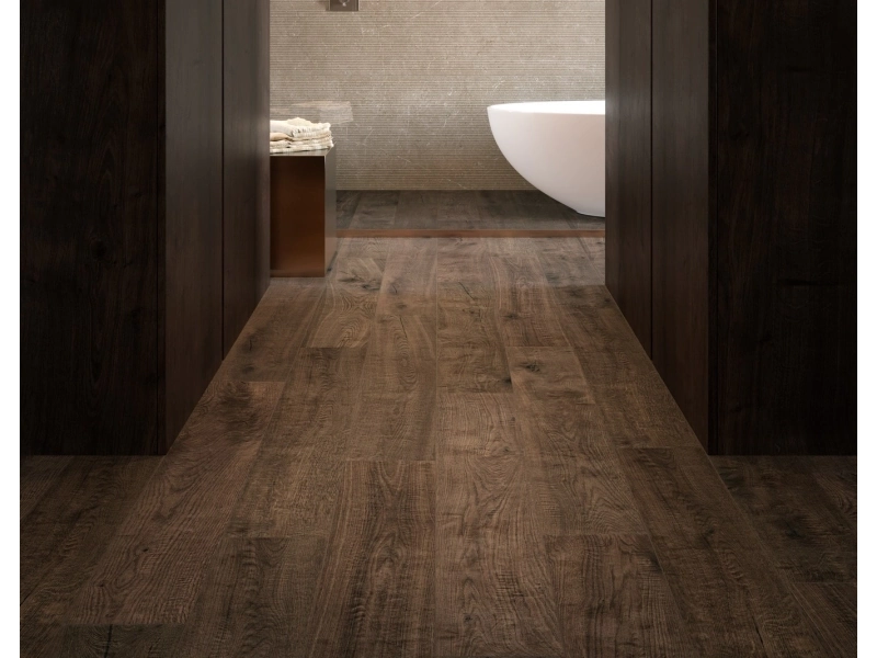 Płytki gresowe Marazzi Vero efekt drewno w nowoczesnym salonie z drewnianymi akcentami