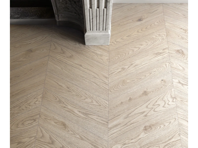 Marazzi Vivo – gres imitujący drewno w jasnym, przestronnym salonie
