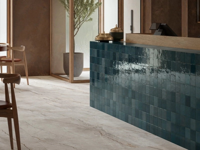 Marazzi Lume gres o efekcie cegły w nowoczesnym domu z otwartą przestrzenią