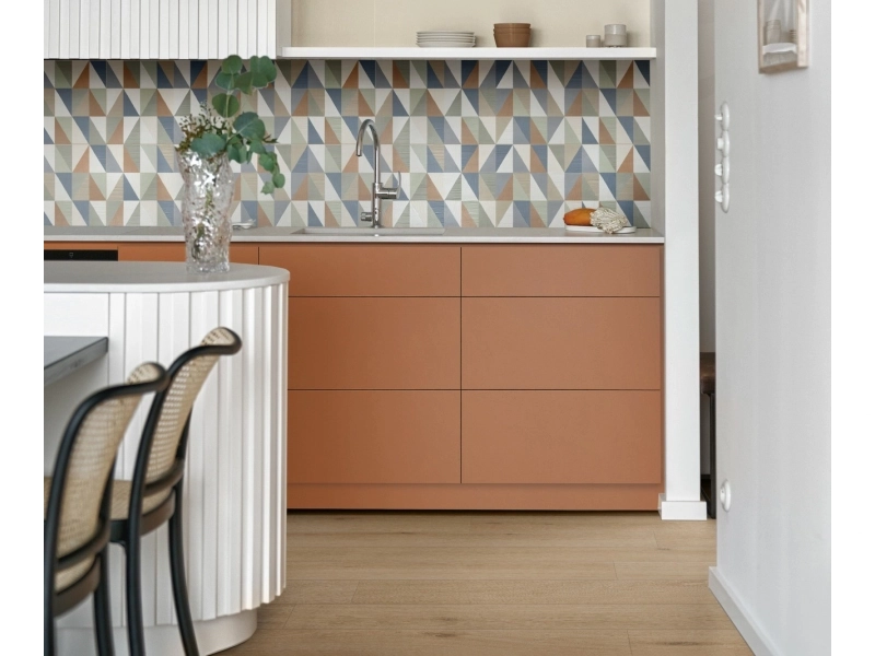 Płytki Marazzi Racconti imitujące kamień naturalny w eleganckim holu i salonie