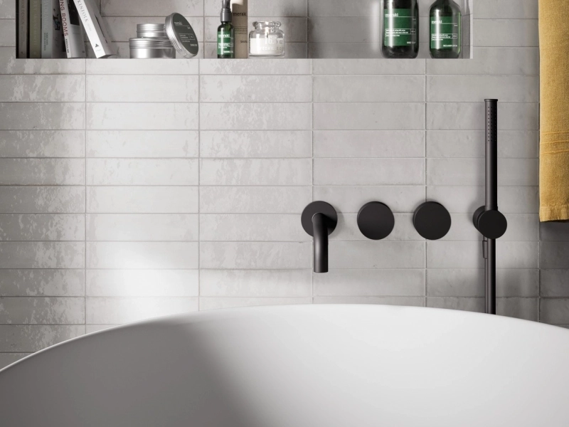 Gres porcelanowy Marazzi Lume cegła w jasnym salonie z naturalnym światłem