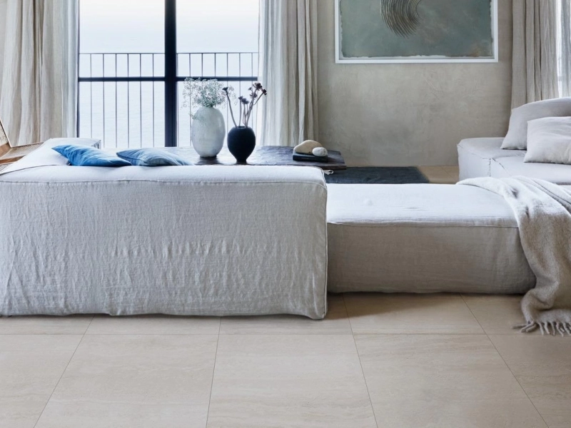 Płytki Marazzi Mystone Travertino imitujące kamień naturalny w nowoczesnej aranżacji z dużą ilością światła