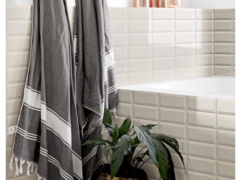 Płytki gresowe Marazzi Hello efekt cegła w eleganckim salonie z dużymi przeszkleniami