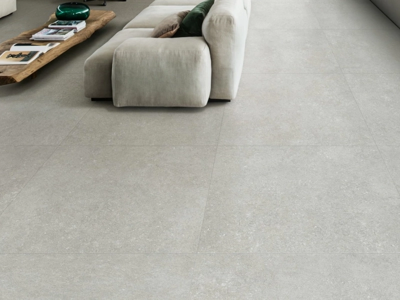 Gres porcelanowy Marazzi Mystone Berici kamień naturalny w przestronnej strefie dziennej