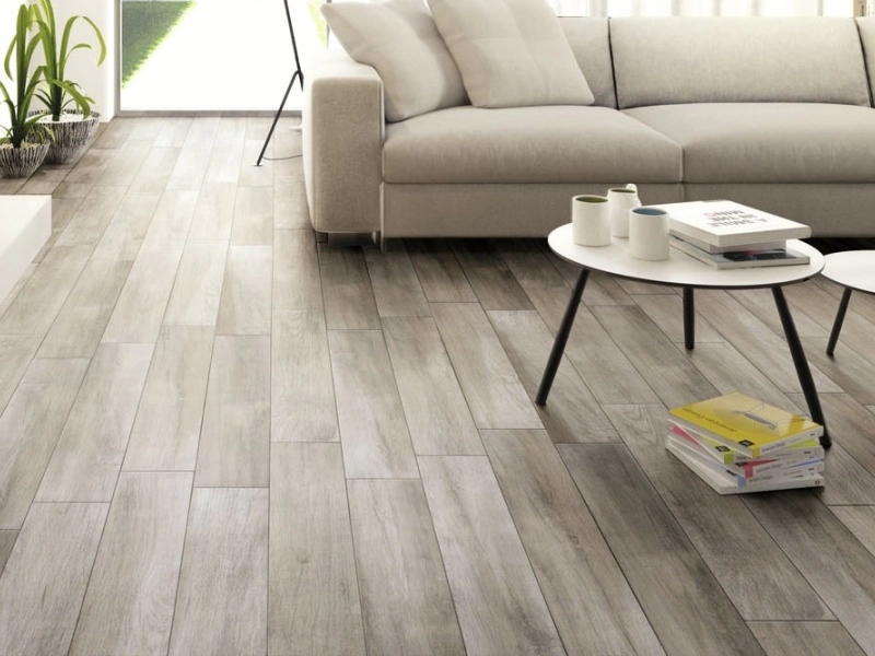 Płytki Marazzi Treverkmood efekt drewno w nowoczesnej aranżacji salonu