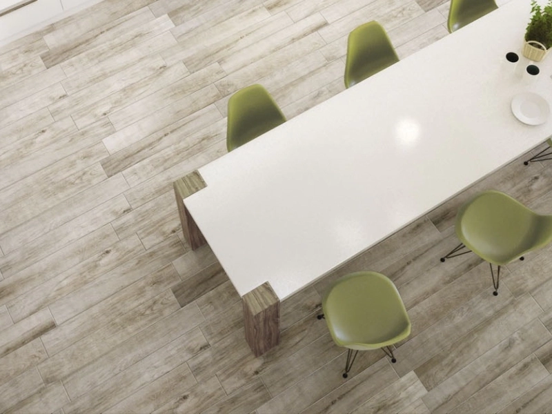 Płytki Marazzi Treverkmood imitujące drewno w eleganckim holu i salonie