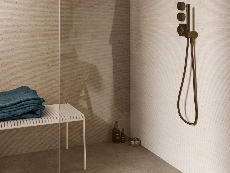 Płytki Marazzi Magnifica efekt marmur w nowoczesnej aranżacji salonu