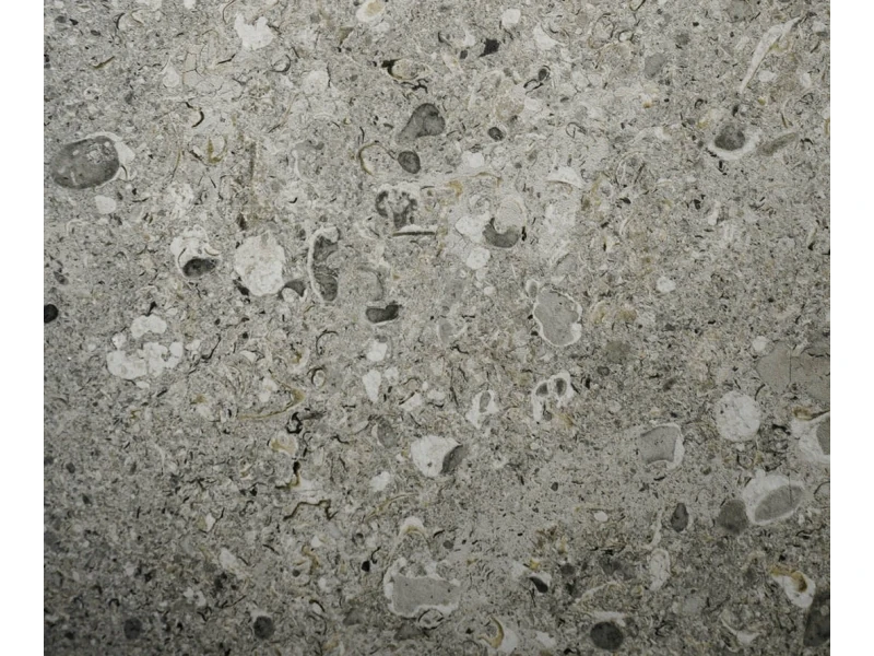 Marazzi Mystone Gris Fleury – gres imitujący kamień naturalny w jasnym salonie w stylu skandynawskim