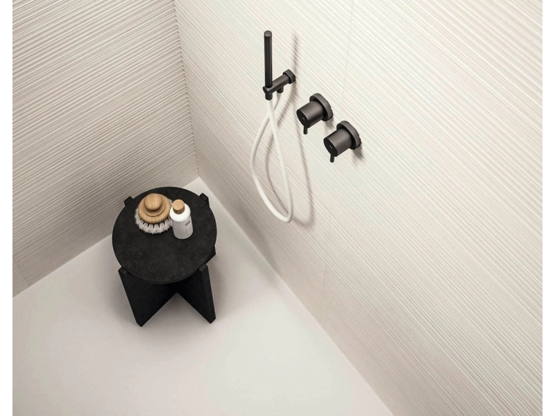Gres porcelanowy Marazzi Chalk beton w przestronnej strefie dziennej