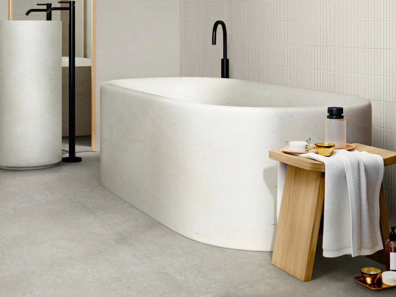 Marazzi Room – gres imitujący kamień naturalny w jasnym, przestronnym salonie