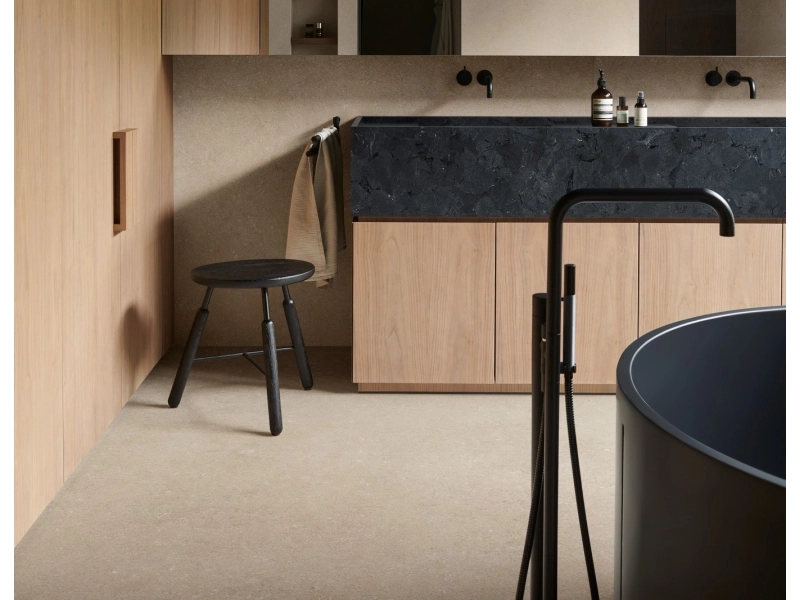 Płytki gresowe Marazzi Grande Stone Look efekt kamień naturalny w jasnym, otwartym salonie