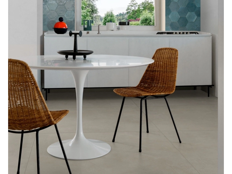 Marazzi Lume gres o efekcie cegły w eleganckim wnętrzu z kominkiem