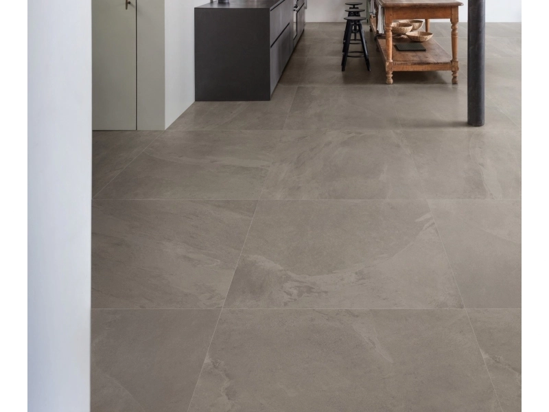 Marazzi Mystone Ardesia – gres imitujący kamień naturalny w jasnym, przestronnym salonie