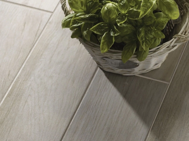 Płytki gresowe Marazzi Treverkmood efekt drewno w eleganckim salonie z dużymi przeszkleniami