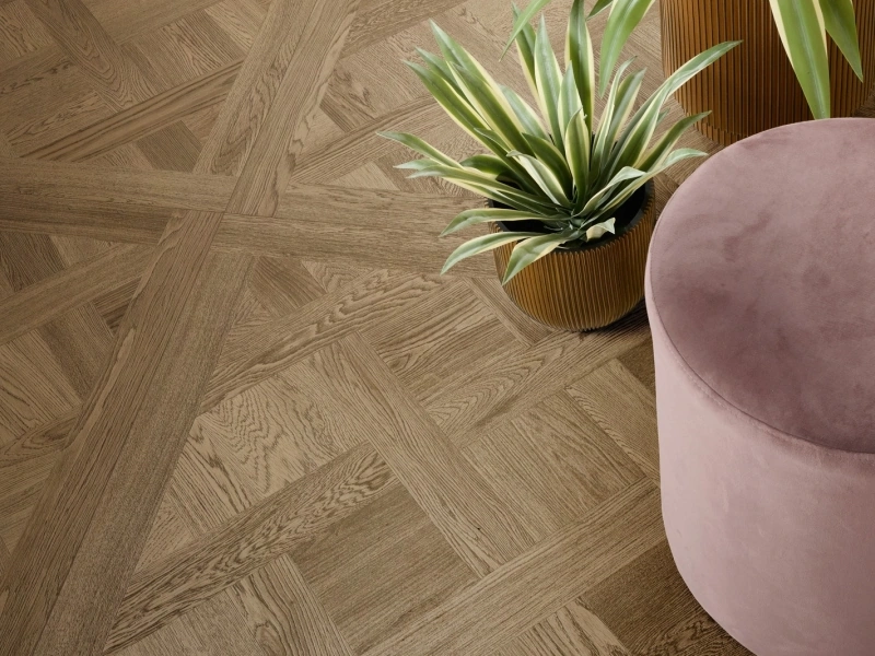 Marazzi Intrecci – gres imitujący drewno w jasnym, przestronnym salonie