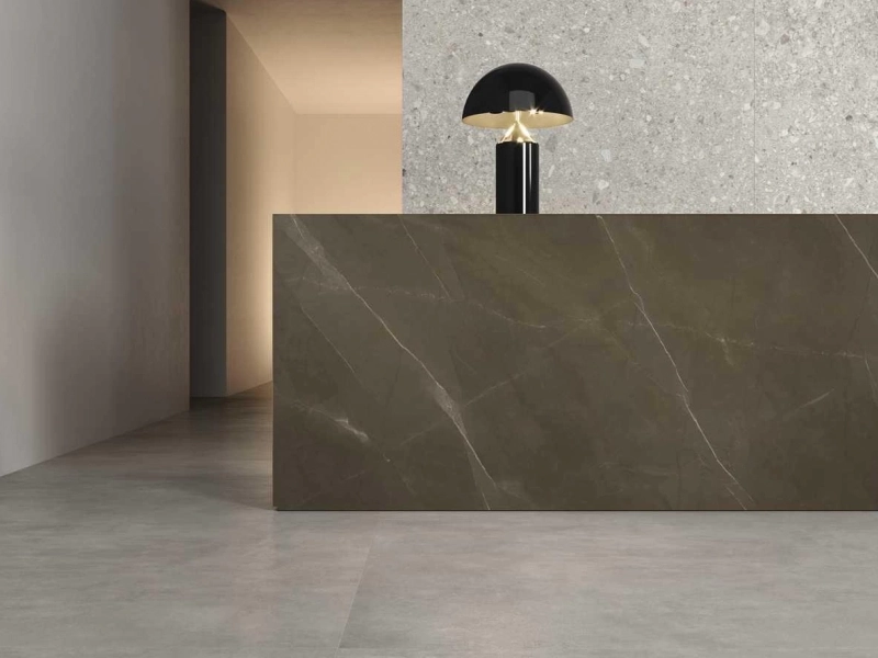 Gres porcelanowy Marazzi Grande Stone Look kamień naturalny w salonie z betonowymi akcentami